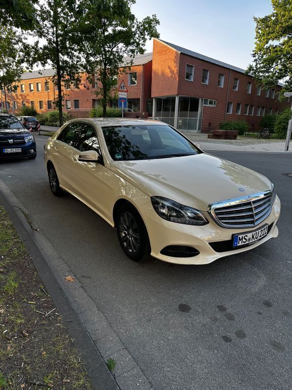 Beige Gebraucht 2016 Mercedes E220 Limousine | 15.600 € (Superpreis) - Bild 1/4