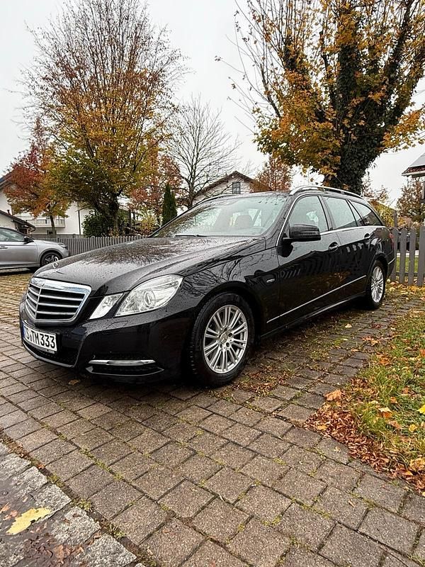 Schwarz Gebraucht 2010 Mercedes E250 Avantgarde Kombi | 6.600 € (Superpreis) - Bild 1/4