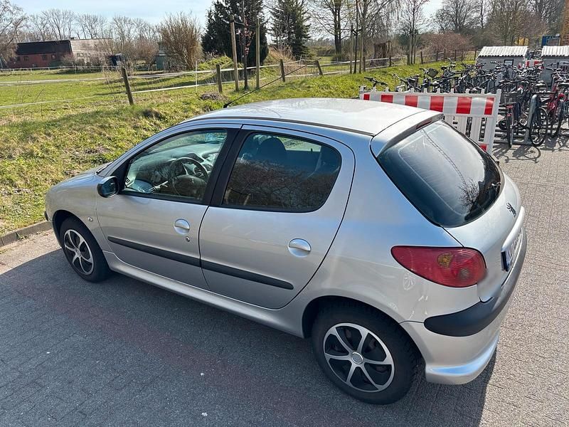 Gebraucht Peugeot 206 60 PS (44 kW) 2006 Silber Kleinwagen