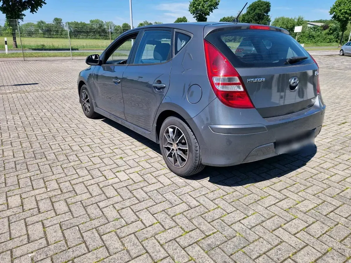 Gebraucht Hyundai i30 90 PS (66 kW) 2011 Grau Limousine