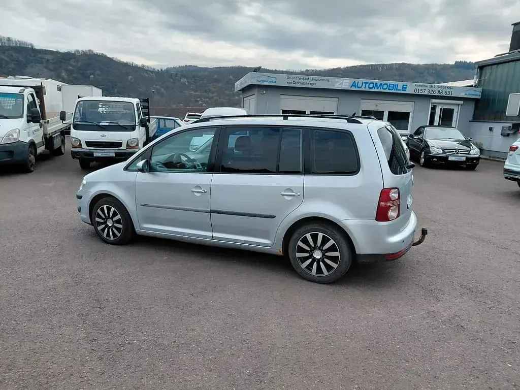 Gebraucht VW Touran Trendline 140 PS (102 kW) 2010 Silber Van / Kleinbus