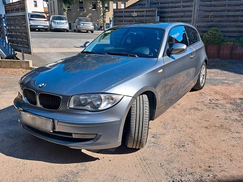 Grau Gebraucht 2010 BMW 118 Advantage Kleinwagen | 4.300 € (Guter Preis) - Bild 1/4