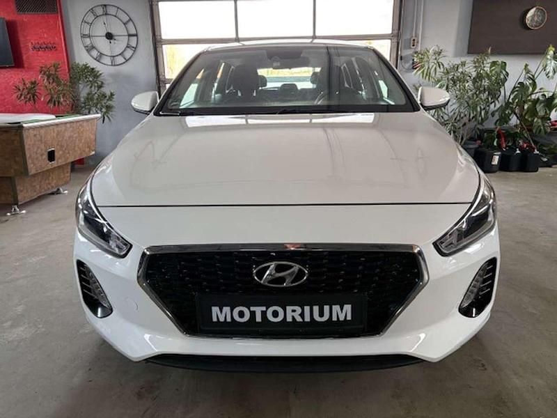 Gebraucht Hyundai i30 Select 99 PS (72 kW) 2018 Polar white / sol Limousine