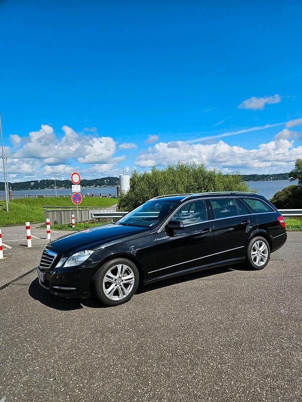 Schwarz Gebraucht 2012 Mercedes E220 Avantgarde Kombi | 10.500 € (Guter Preis) - Bild 1/4