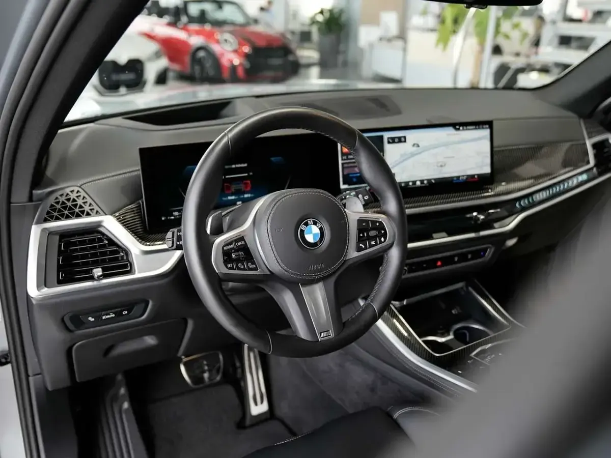 Gebraucht BMW X5 M Sport 298 PS (219 kW) 2024 Frozen pure grey SUV