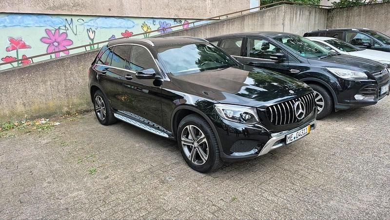 Schwarz Gebraucht 2016 Mercedes GLC300 Kombi | 24.999 € - Bild 1/4