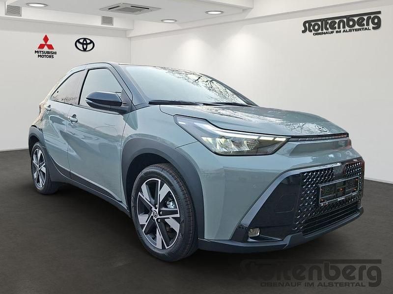 Gebraucht Toyota Aygo X 92 PS (67 kW) 2025 Urbankhaki / black (gruen) SUV