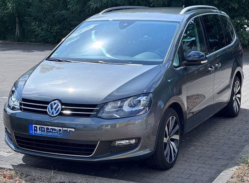 Grau Gebraucht 2019 VW Sharan IQ Drive Van / Kleinbus | 23.900 € (Fairer Preis) - Bild 1/4