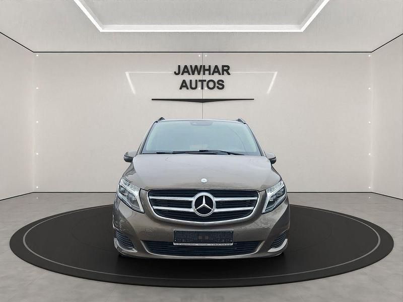 Grau Gebraucht 2016 Mercedes V220 Van / Kleinbus | 31.990 € (Guter Preis) - Bild 1/4