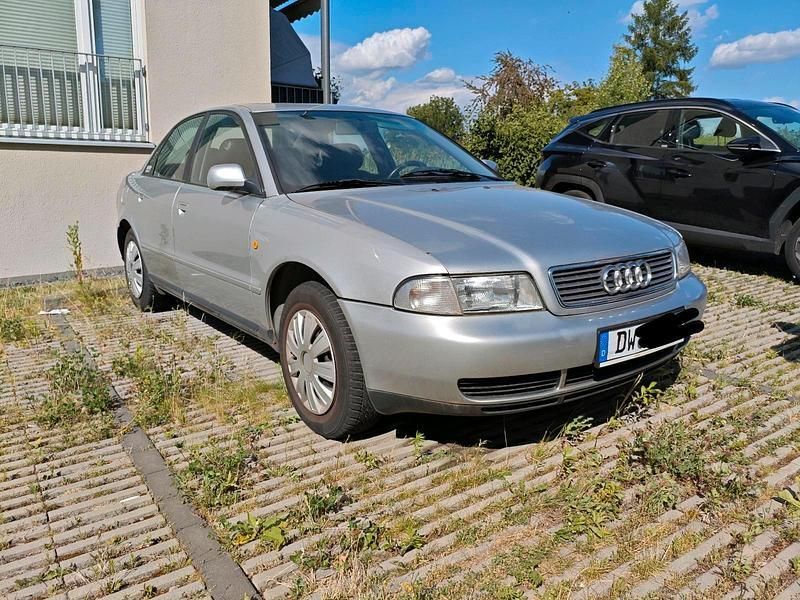 Silber Gebraucht 1997 Audi A4 Limousine | 500 € (Superpreis) - Bild 1/4
