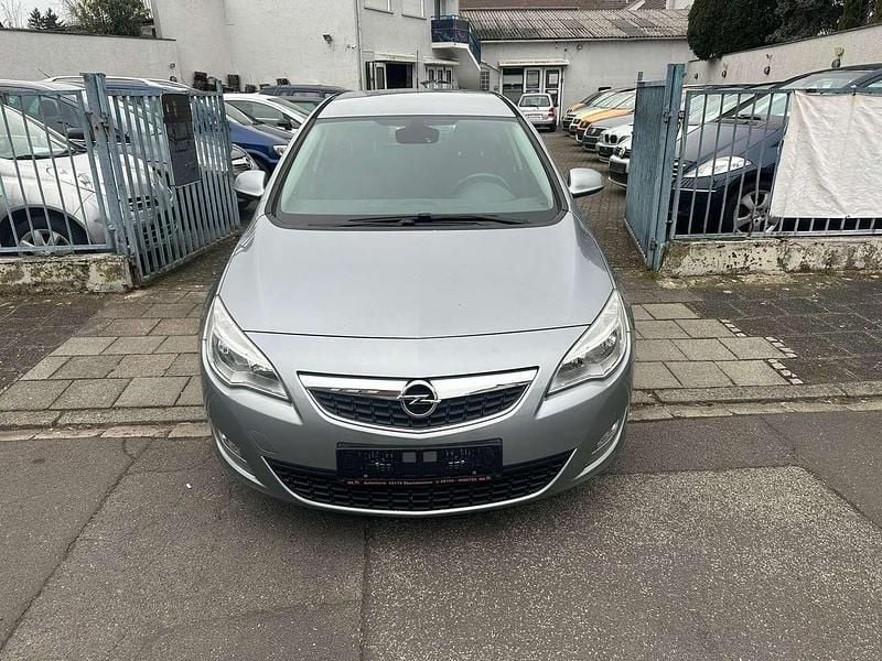 Gebraucht Opel Astra Edition 116 PS (85 kW) 2010 Silbersee/perl silber (m2) Kleinwagen