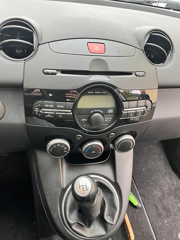 Second-hand Mazda 2 75 CP (55 kW) 2014 Albastru Hatchback