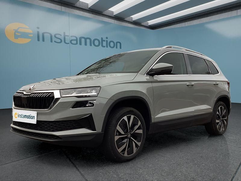 Grau Neu 2025 Skoda Karoq SUV | 37.399 € (Etwas zu teuer) - Bild 1/4