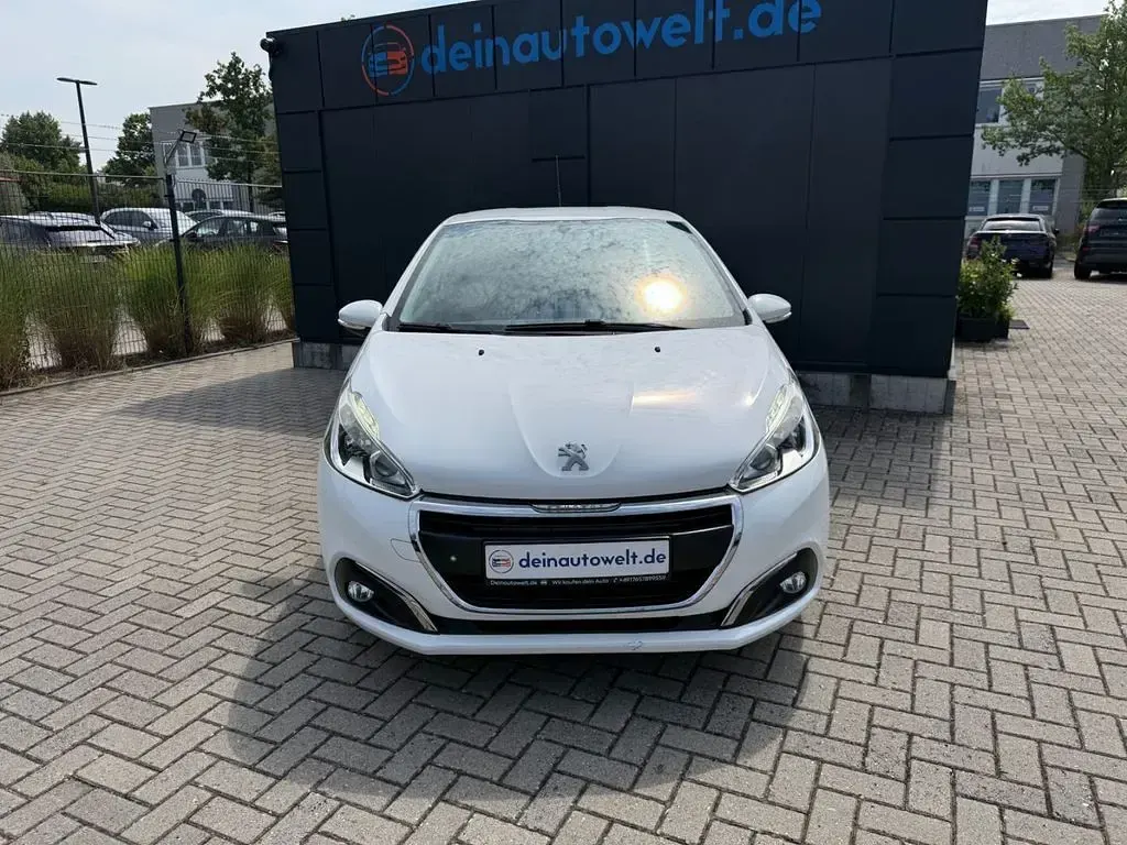 Gebraucht Peugeot 208 Active 68 PS (50 kW) 2015 Weiß Kleinwagen