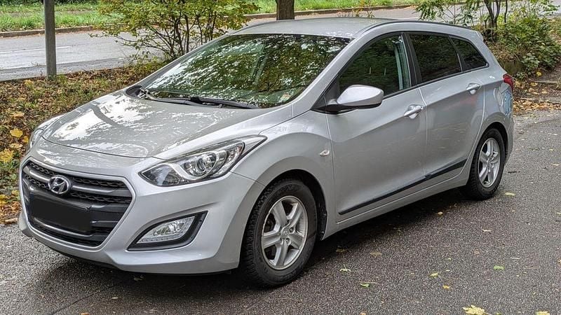 Silber Gebraucht 2016 Hyundai i30 Trend Kombi | 8.450 € (Guter Preis) - Bild 1/4