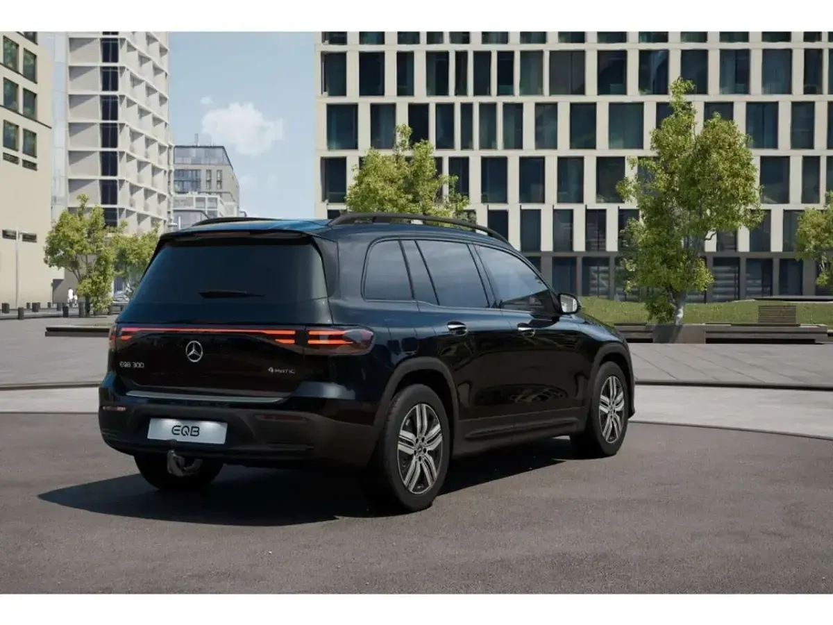 Gebraucht Mercedes EQB300 Night 167 kW (228 PS) 2025 Metalliclack kosmosschwarz SUV