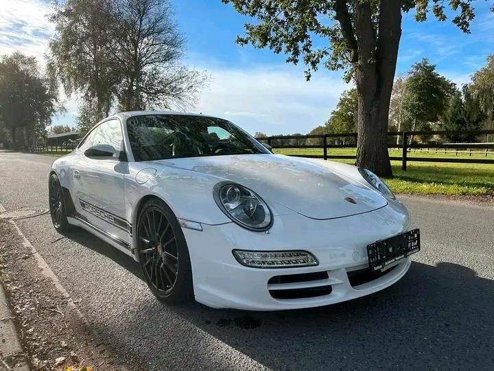 Weiß Gebraucht 2007 Porsche 911 Carrera Coupé | 48.299 € (Fairer Preis) - Bild 1/4