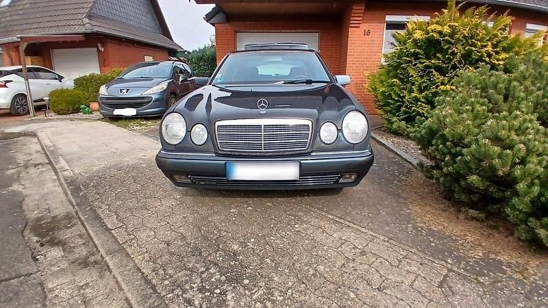 Gebraucht Mercedes E200 Elegance 136 PS (100 kW) 1997 Schwarz Limousine