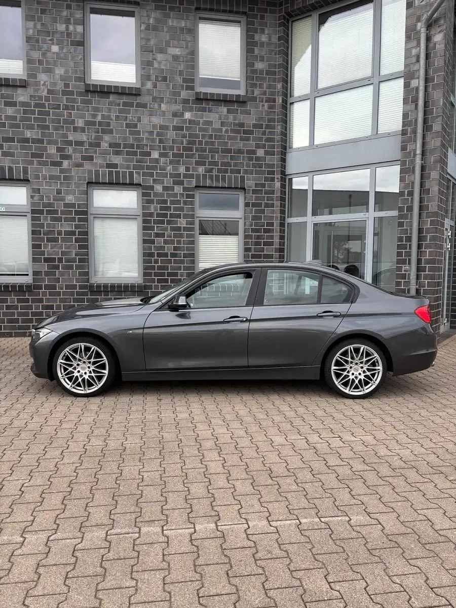 Gebraucht BMW 318 143 PS (105 kW) 2013 Grau Limousine