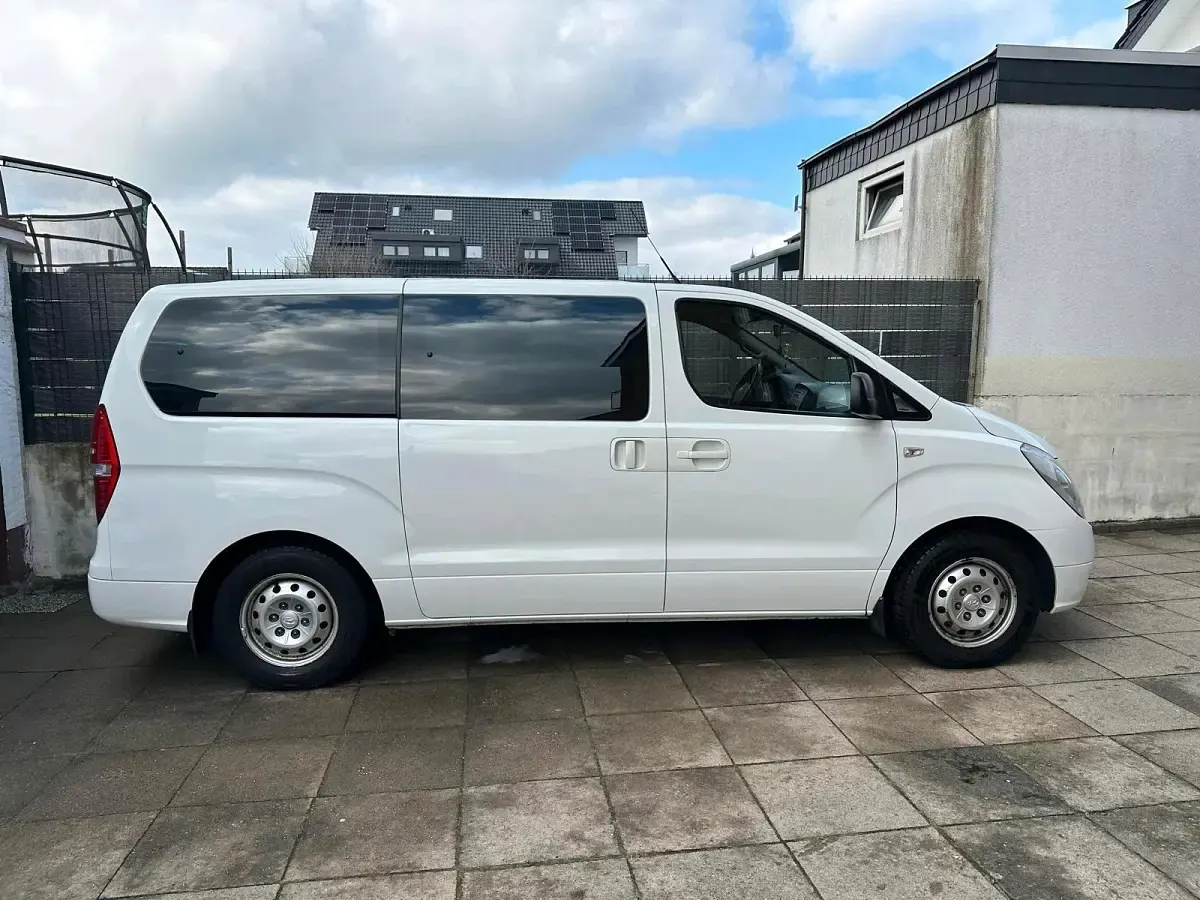 Gebraucht Hyundai H-1 170 PS (125 kW) 2011 Weiß Van / Kleinbus