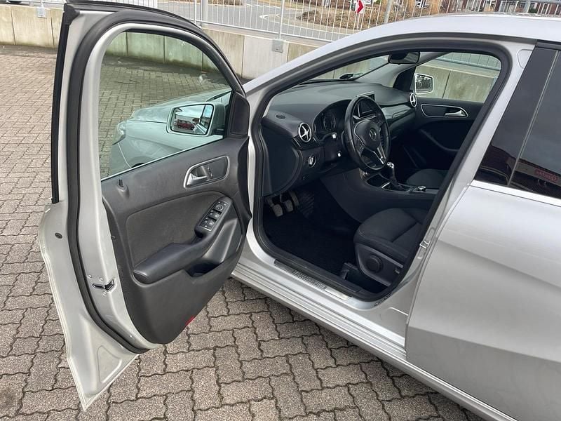 Gebraucht Mercedes B180 122 PS (89 kW) 2012 Silber Van / Kleinbus