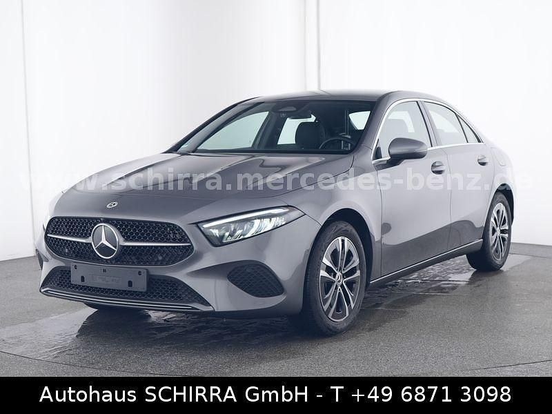Grau Gebraucht 2024 Mercedes A250 Limousine | 31.800 € (Etwas zu teuer) - Bild 1/4