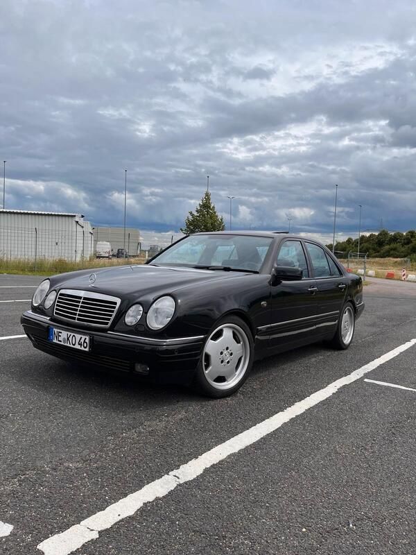 Schwarz Gebraucht 1998 Mercedes E240 Avantgarde Limousine | 9.699 € - Bild 1/4