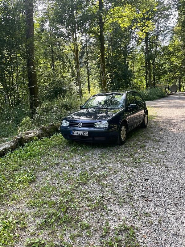Blau Gebraucht 2002 VW Golf IV Kleinwagen | 2.000 € (Fairer Preis) - Bild 1/4