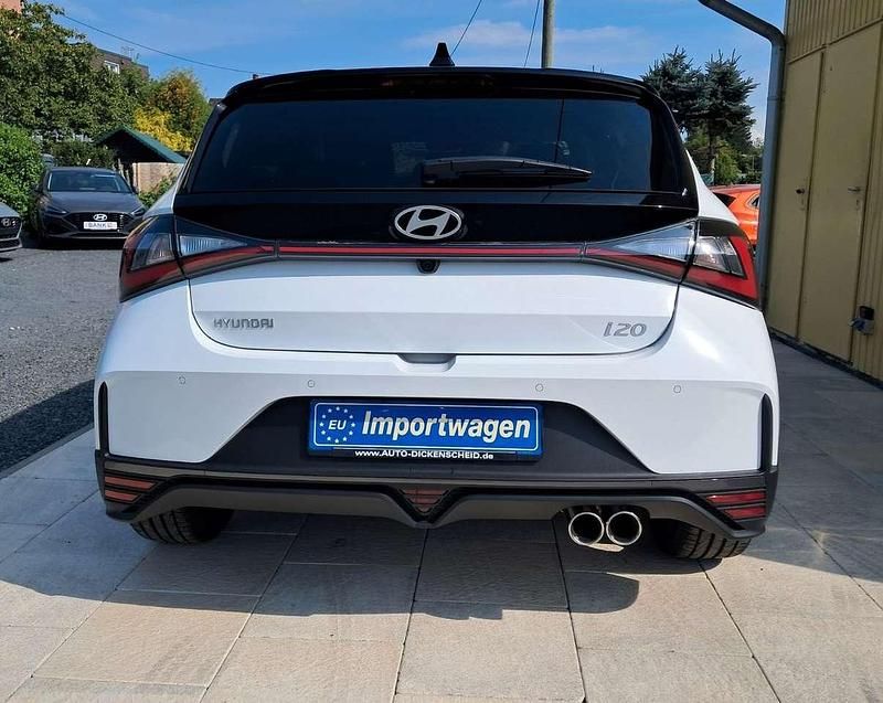 Saw polarweiß/dach schwarz pea Gebraucht 2025 Hyundai i20 N Line Kleinwagen | 21.998 € (Fairer Preis) - Bild 1/4