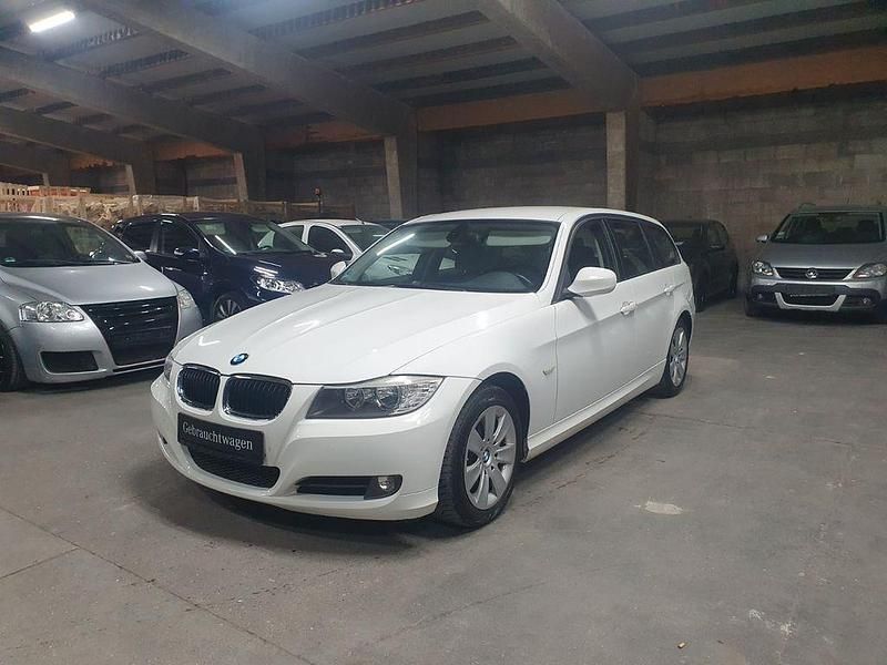 Weiß Gebraucht 2009 BMW 318 Comfort Edition Kombi | 2.999 € (Superpreis) - Bild 1/4
