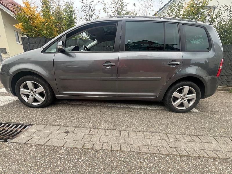 Grau Gebraucht 2006 VW Touran Highline Van / Kleinbus | 5.999 € (Teuer) - Bild 1/4