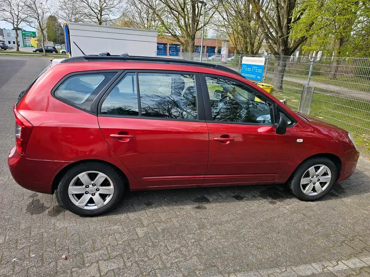 Gebraucht Kia Carens 144 PS (105 kW) 2009 Rot Van / Kleinbus