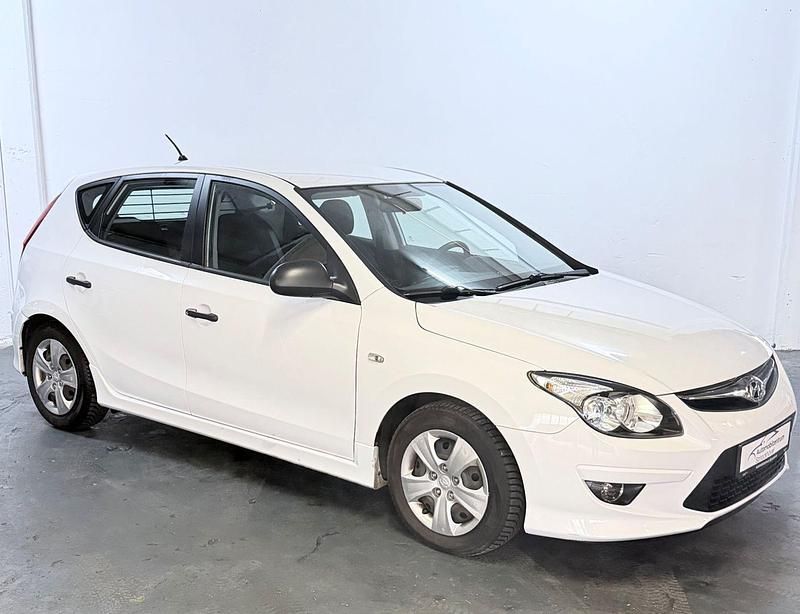 Gebraucht Hyundai i30 109 PS (80 kW) 2011 Weiß Kleinwagen