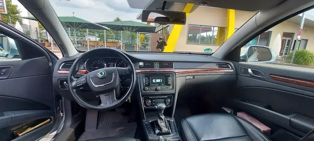 Używany Skoda Superb Elegance 140 KM (102 kW) 2012 Srebrny Sedan/Limuzyna