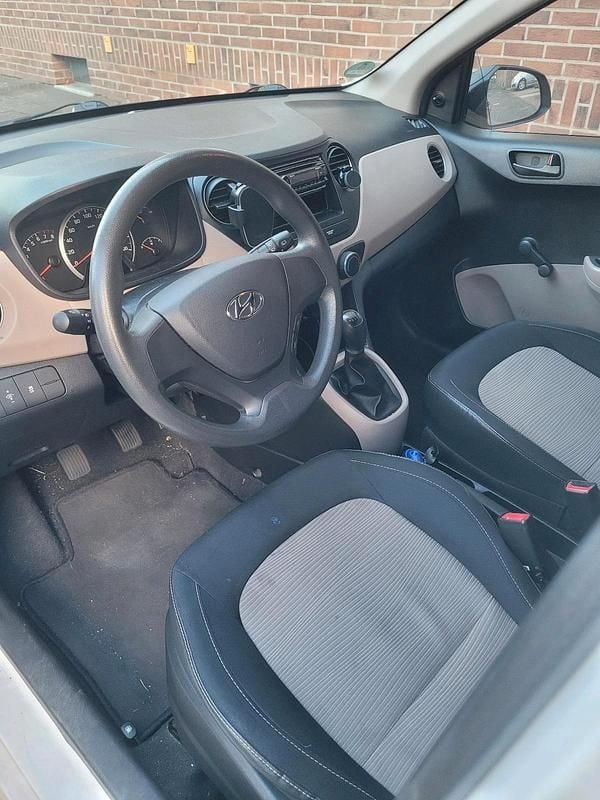 Weiß Gebraucht 2015 Hyundai i10 Kleinwagen | 4.999 € (Teuer) - Bild 1/4