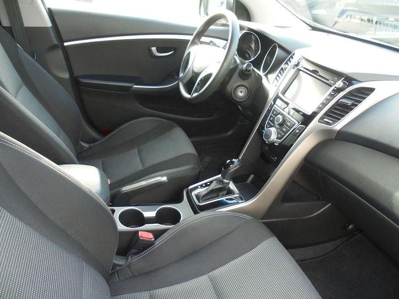 Gebraucht Hyundai i30 Style 110 PS (80 kW) 2017 Weiß Limousine