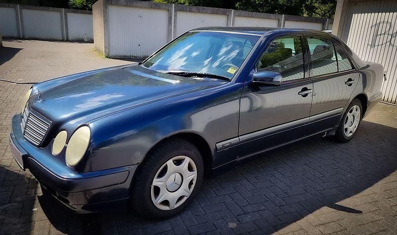 Gebraucht 2001 Mercedes E220 Classic Limousine | 1.900 € (Fairer Preis) - Bild 1/4