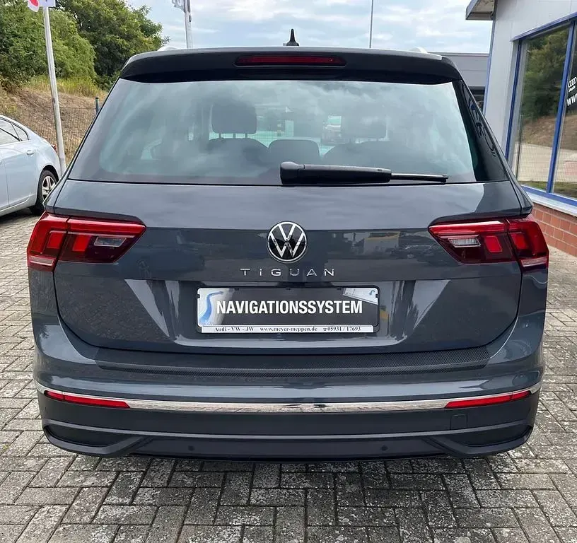 Gebraucht VW Tiguan Move 150 PS (110 kW) 2023 Delfingrau (metallic) SUV