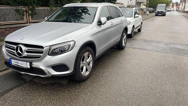 Silber Gebraucht 2016 Mercedes GLC250 Exclusive SUV | 22.999 € (Superpreis) - Bild 1/4