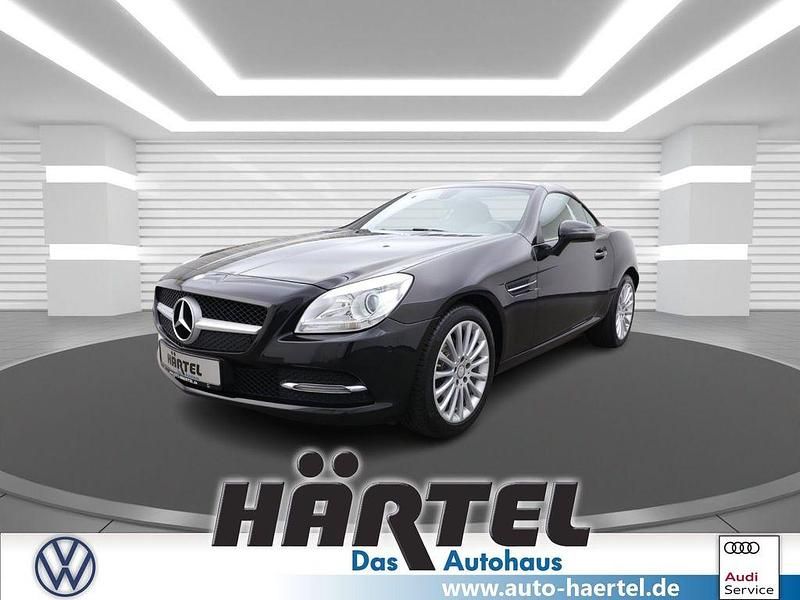 Obsidianschwarz (black), metallic Gebraucht 2014 Mercedes SLK200 Cabrio | 16.700 € (Fairer Preis) - Bild 1/4