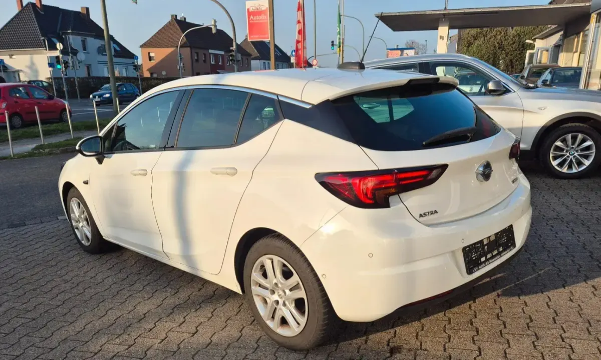 Gebraucht Opel Astra 105 PS (77 kW) 2015 Weiß Limousine
