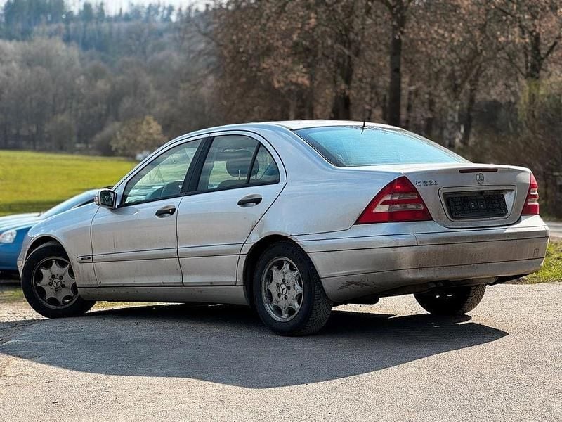 Gebraucht Mercedes C220 150 PS (110 kW) 2003 Silber Limousine