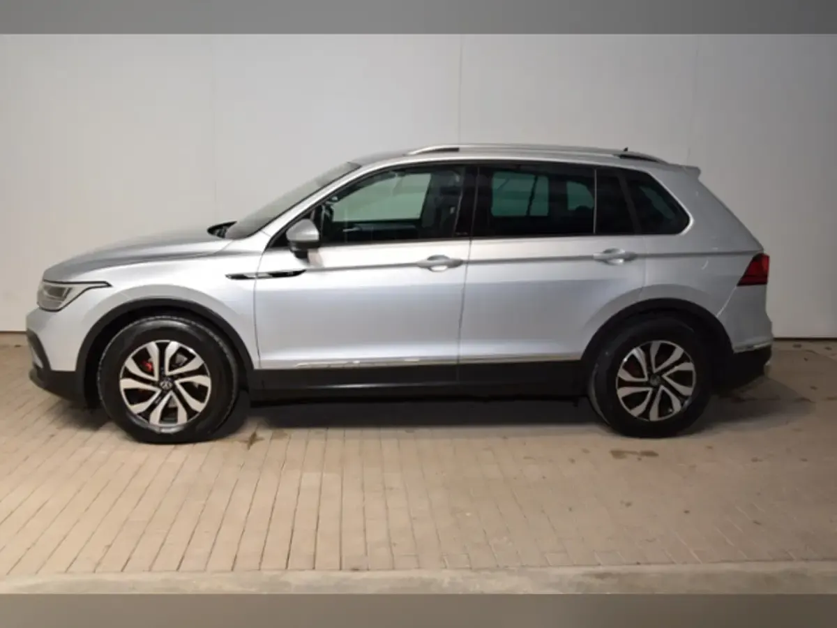 Gebraucht VW Tiguan Active 150 PS (110 kW) 2023 Reflexsilber metallic SUV