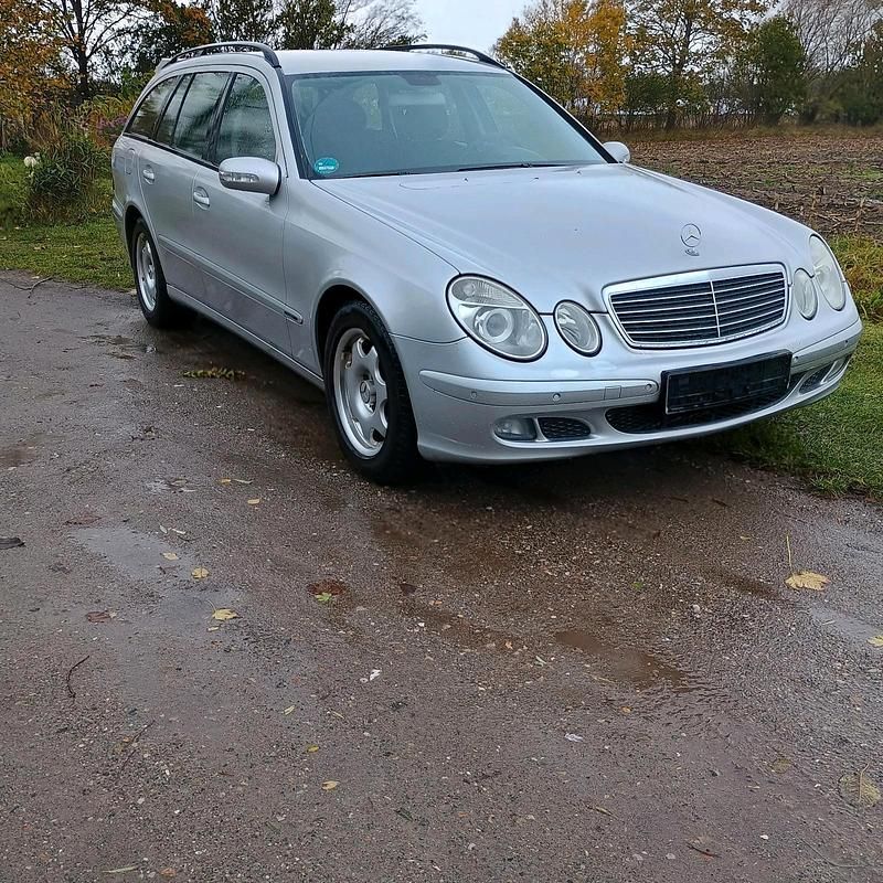 Silber Gebraucht 2005 Mercedes 220 Kombi | 2.500 € - Bild 1/4