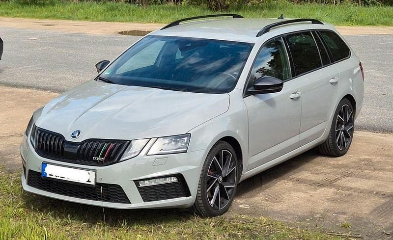 Grau Gebraucht 2020 Skoda Octavia RS Kombi | 15.890 € (Fairer Preis) - Bild 1/4