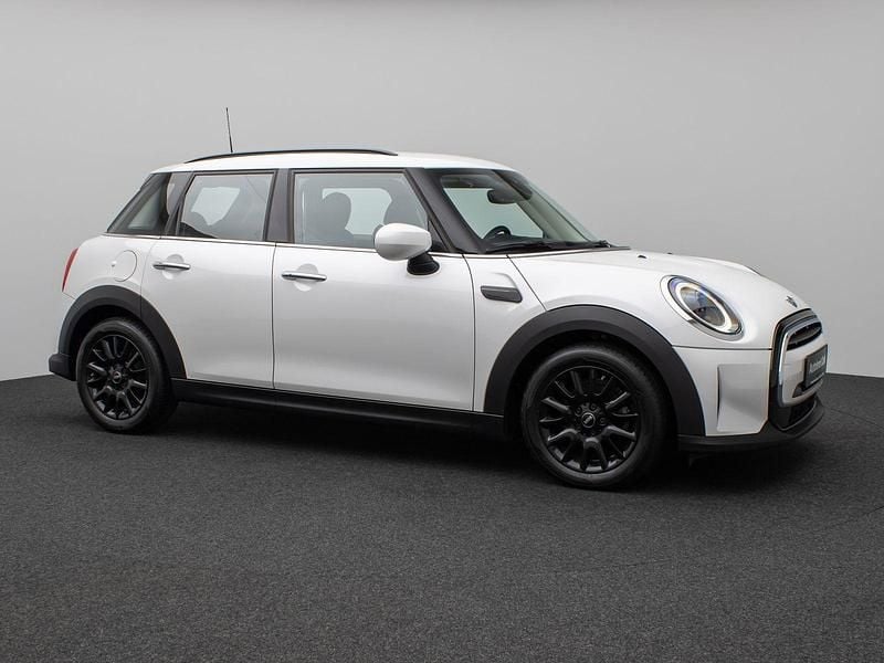 Gebraucht Mini Cooper Classic 136 PS (100 kW) 2023 Nanuq whitec6aschwarz Kleinwagen