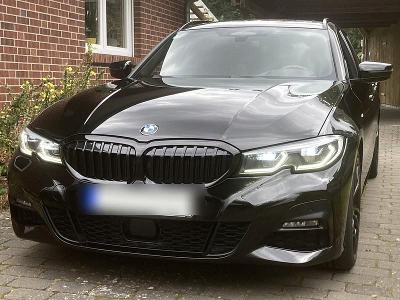 Schwarz Gebraucht 2021 BMW 330 Sport Line Kombi | 30.950 € (Etwas zu teuer) - Bild 1/4