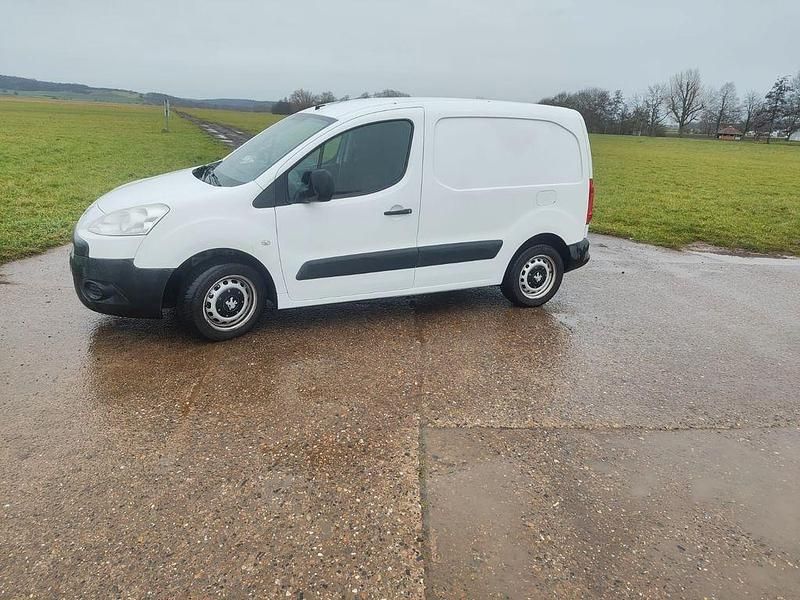 Weiß Gebraucht 2009 Peugeot Partner Tepee Family Van / Kleinbus | 3.490 € (Fairer Preis) - Bild 1/4