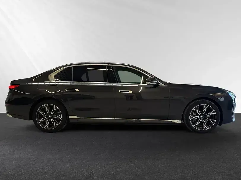 Gebraucht BMW 750e Comfort Edition 489 PS (359 kW) 2024 Sophistograu brillanteffekt metallic Limousine