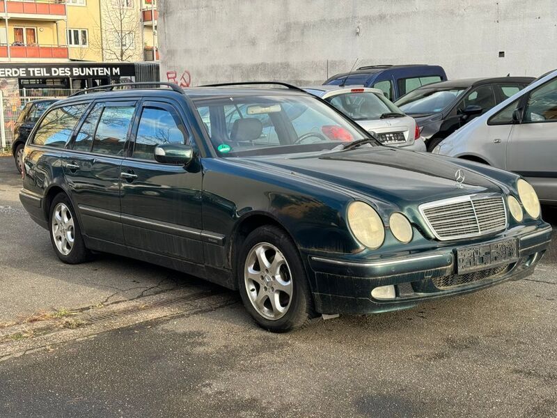 Grün Gebraucht 2001 Mercedes E200 Elegance Limousine | 2.890 € (Fairer Preis) - Bild 1/4